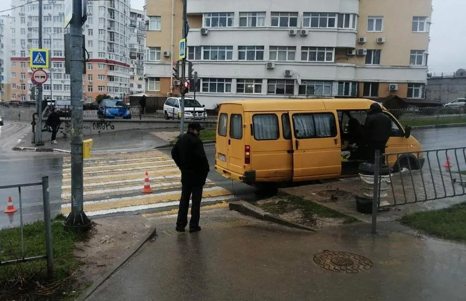 Перебегавшая дорогу школьница попала под автобус в Севастополе 