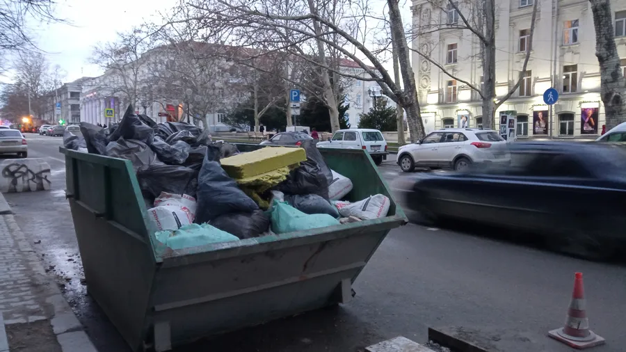 «Лодки» для крупного мусора превратили в стихийные свалки в Севастополе