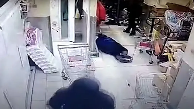 Зверское нападение налётчиков с битами и убийство кассира попало на видео