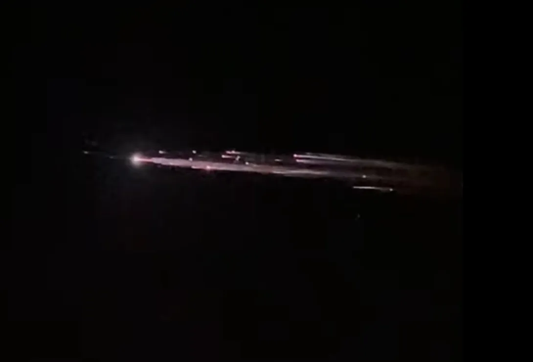 На видео сняли, как горит падающая ракета