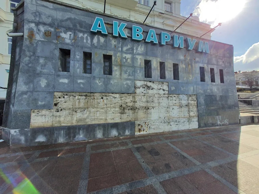 Центр Севастополя уже год «украшает» упавший фасад «Аквариума»