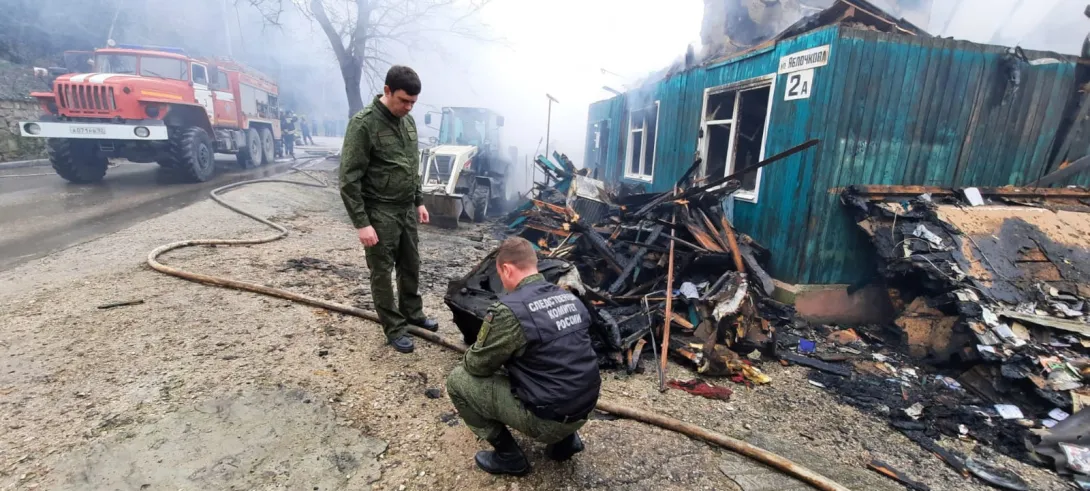 В Севастополе расследуют смерть «двух и более лиц» в горящем аварийном доме 