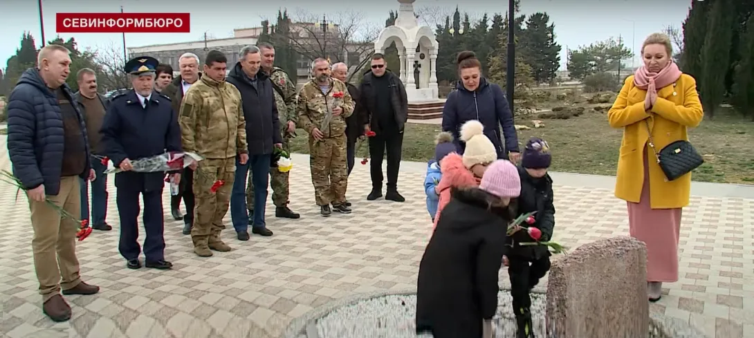 Самооборона 2014-года встретилась у памятника погибшим за Русский мир севастопольцам 