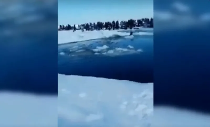 50 рыбаков унесло на льдине в открытое море