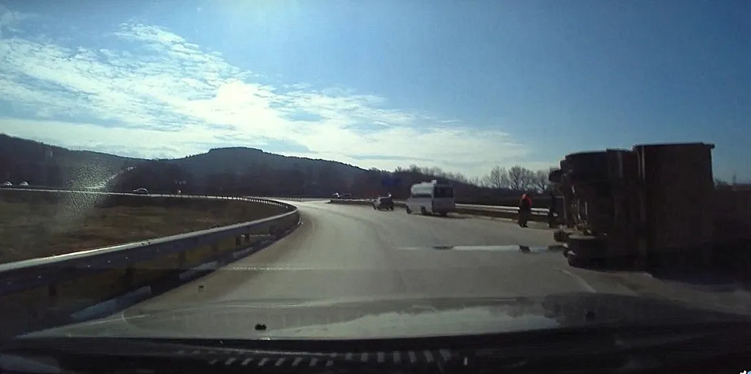 В Севастополе самосвал перевернулся на «заговоренном» кольце