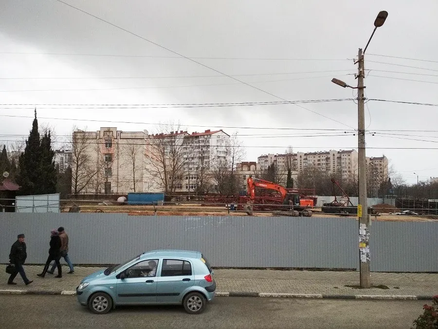 Застройщик не оставляет надежд впихнуть высотку вплотную к севастопольской школе