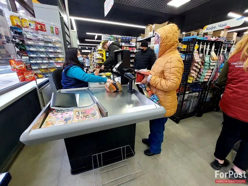 Ажиотажа нет, но гречку скупили: в Крыму проверили полки продуктовых магазинов