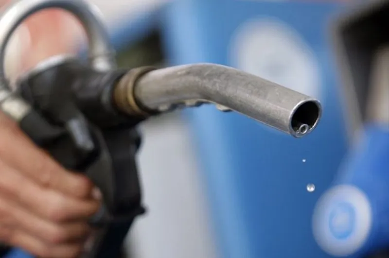 В России начали снижать цены на бензин