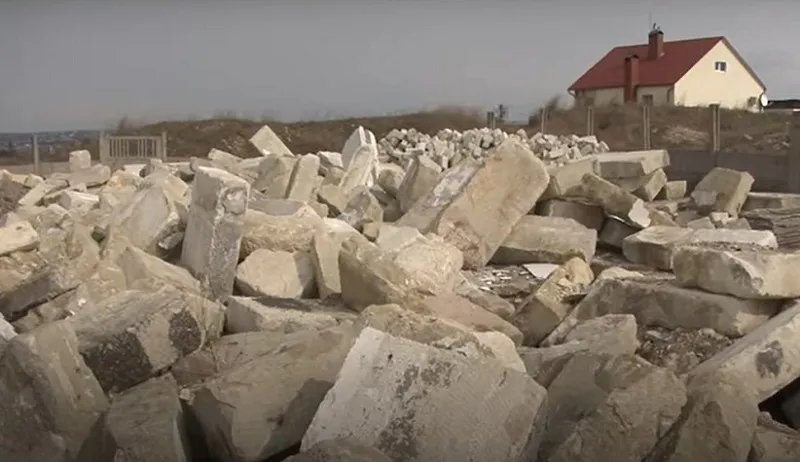 Засыпающие Севастополь мусором угрожают общественникам, журналистам и представителям власти