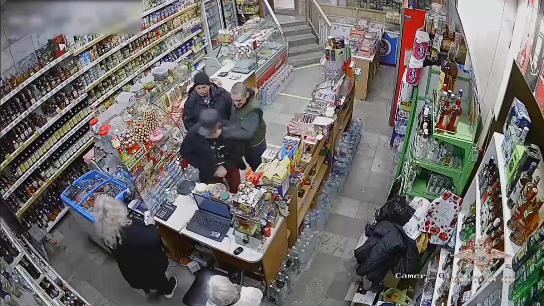 Опубликовано видео нападения на пенсионера из-за Z-наклейки в Севастополе 