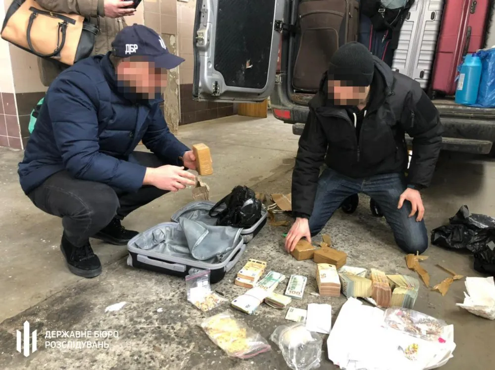 Украинский дипломат попытался вывезти 25 килограмм золота за границу