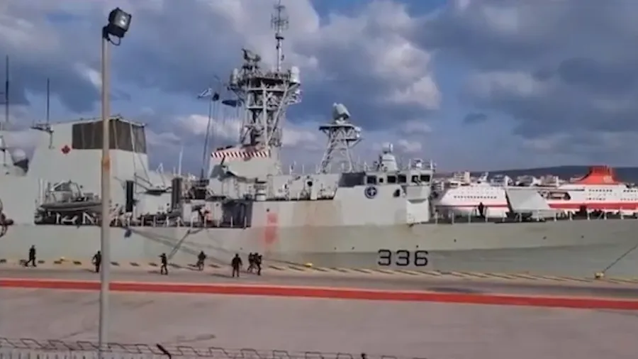 Активисты в Греции забросали красной краской корабль НАТО в порту Пирей