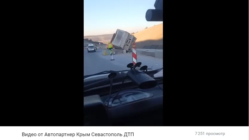 Самосвал протаранил бетонные блоки на «Тавриде» рядом с Севастополем