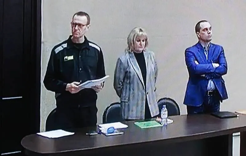Навальный приговорен к девяти годам колонии строгого режима