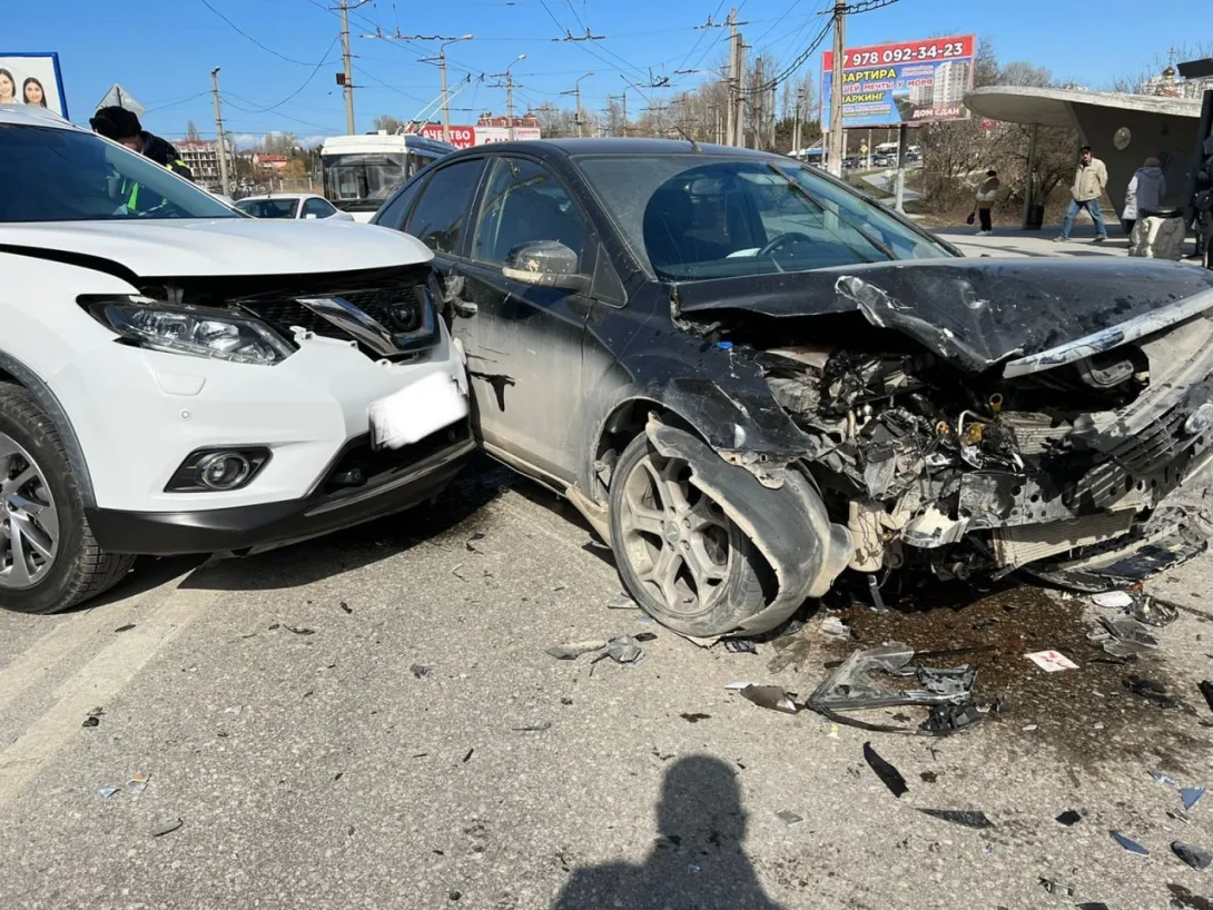 В Севастополе в результате аварии автомобиль остался без «лица»
