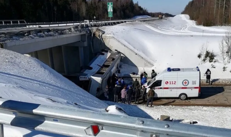 Автобус с 20 людьми упал с моста в Подмосковье