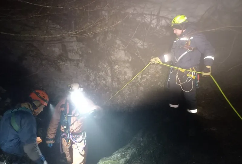 В Крыму женщину-спелеолога шесть часов доставали из пещеры на Чатыр-Даге