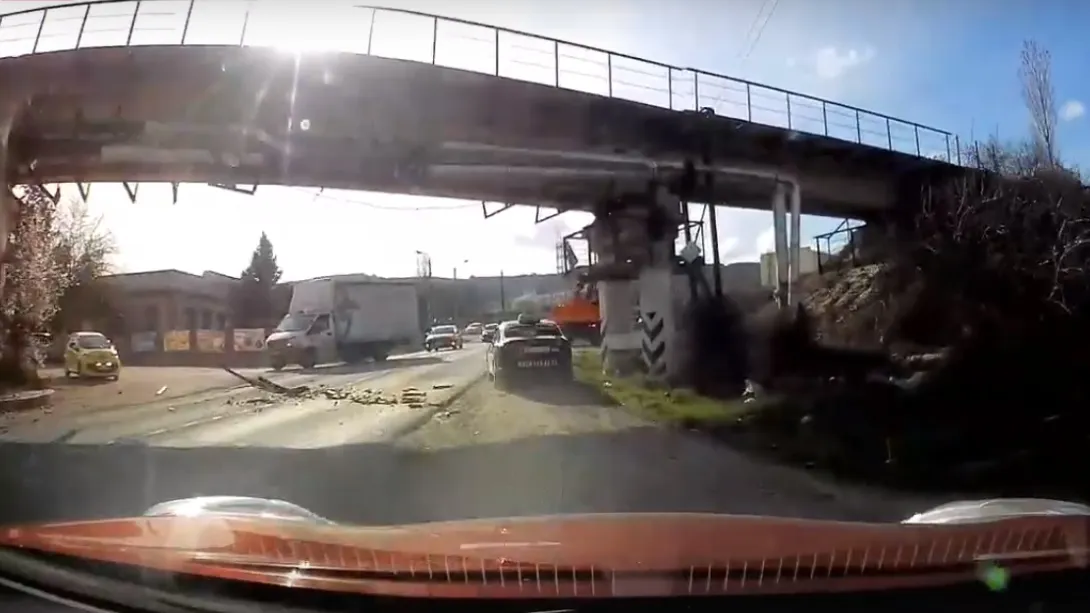 Размахивающий «стрелой» грузовик протаранил мост под Севастополем 
