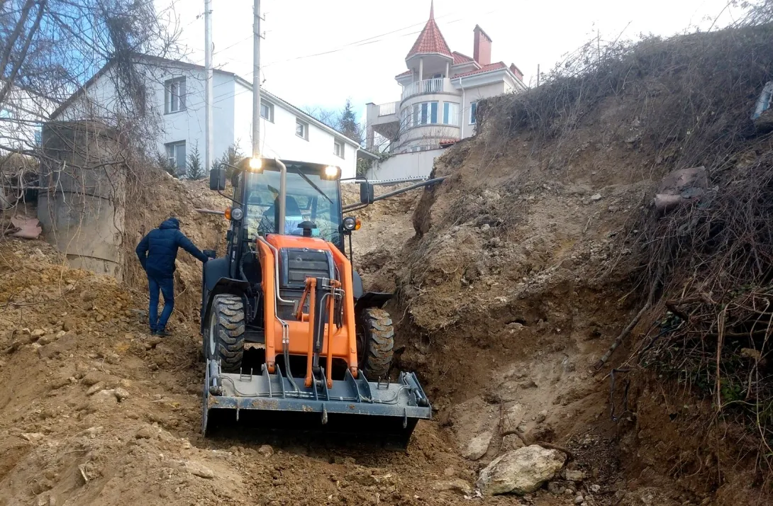 Из-за прорыва канализации на части Севастополя меняют землю и выкачивают колодцы 