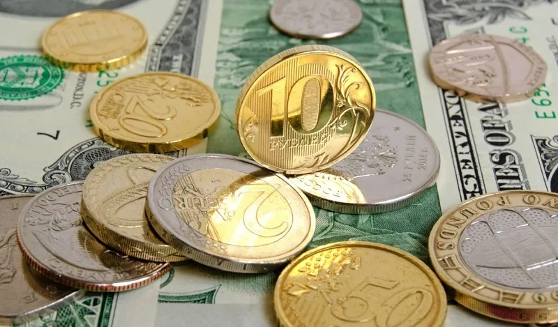 Экономист допустил возможность падения доллара до 30 рублей