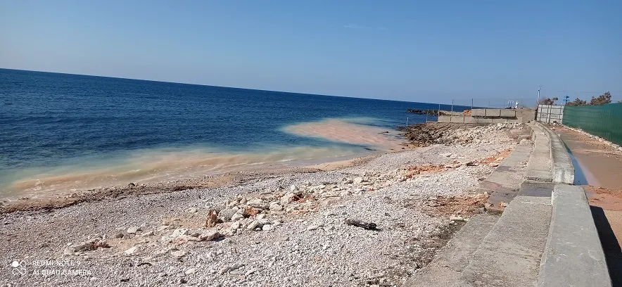 Загадочный объект у севастопольской бухты загрязняет море 