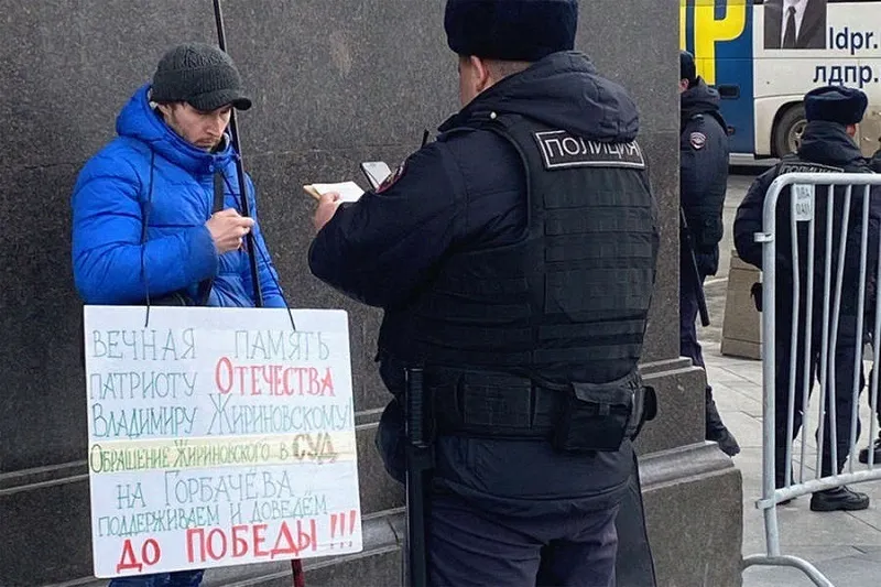 Мужчина с шестом устроил пикет в поддержку иска Жириновского к Горбачеву