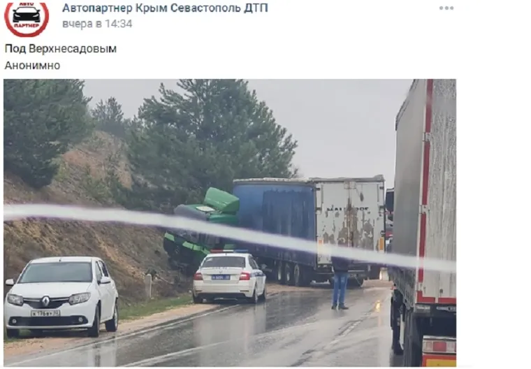 В Севастополе грузовик решил пойти своим путем 