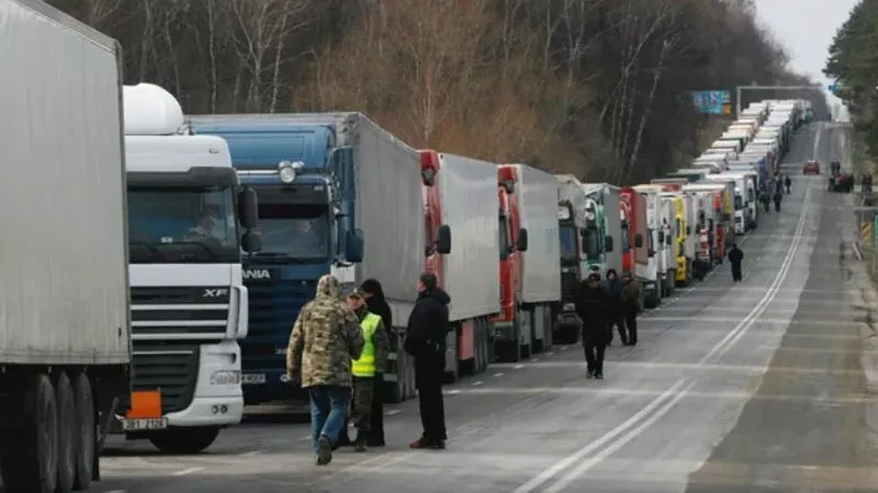 На въезде в Европу застряли 152 фуры из России и Белоруссии