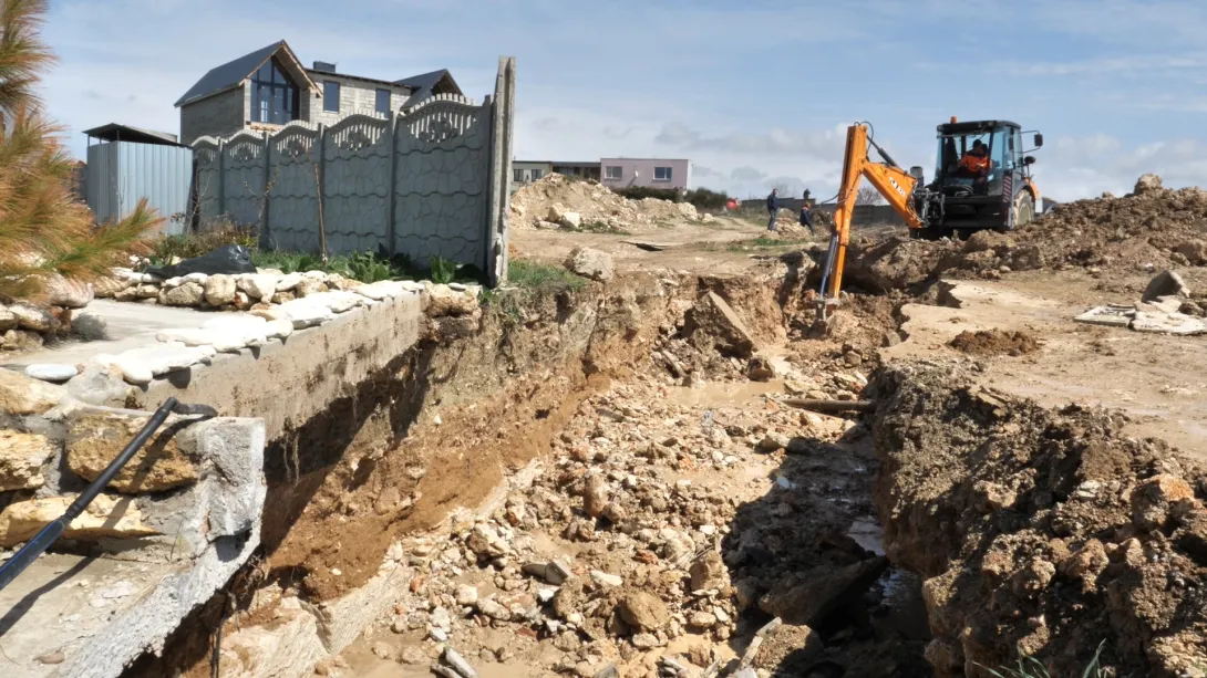 Из-за прорыва канализации едва не смыло дом в Казачьей бухте