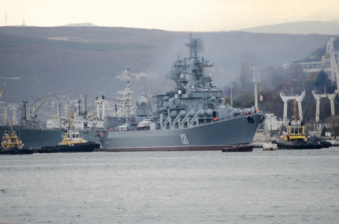 Повреждённый крейсер «Москва» затонул при буксировке в Севастополь