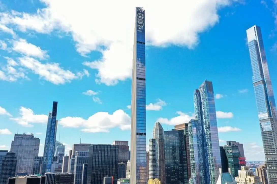 Один из самых необычных небоскрёбов планеты готов к приёму жильцов