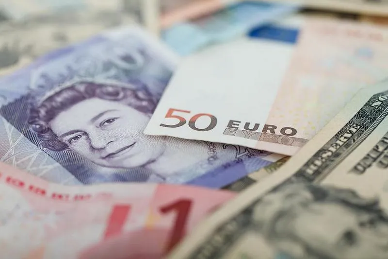 Центробанк разрешил продажу наличной валюты россиянам