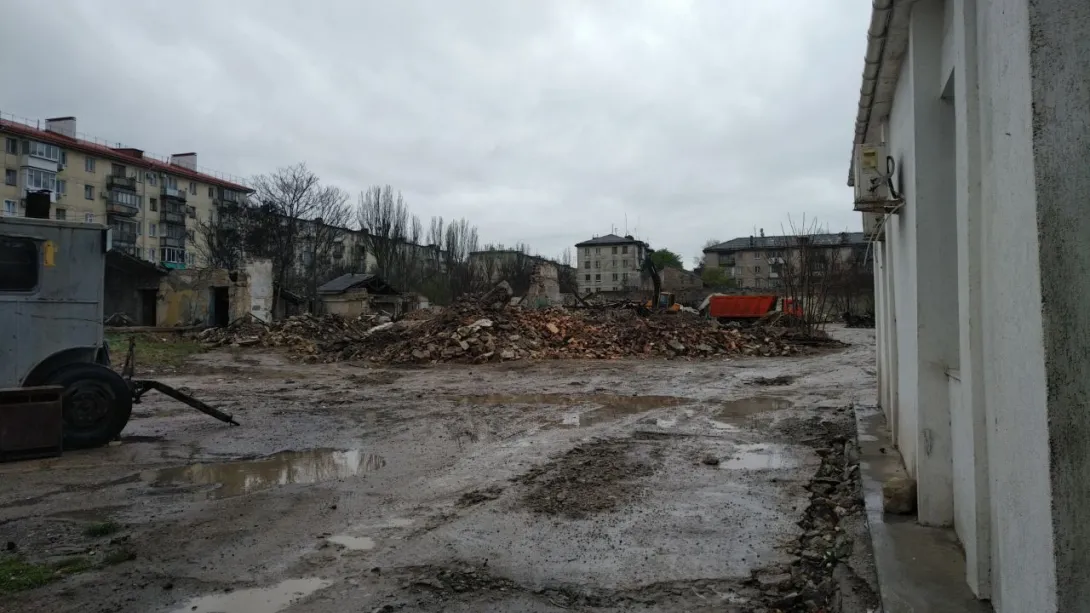 В Севастополе идёт демонтаж промзоны бывшего хлебозавода на улице Гоголя