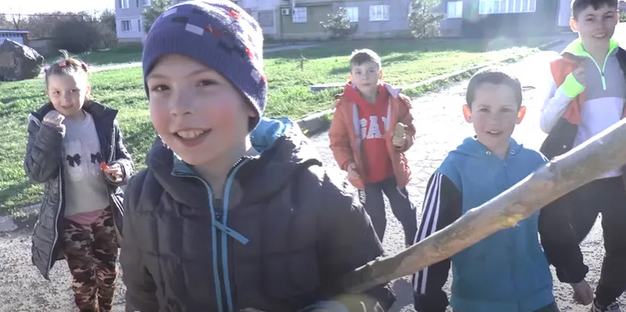Дети Украины радуются русскому солдату и шлют в Севастополь привет