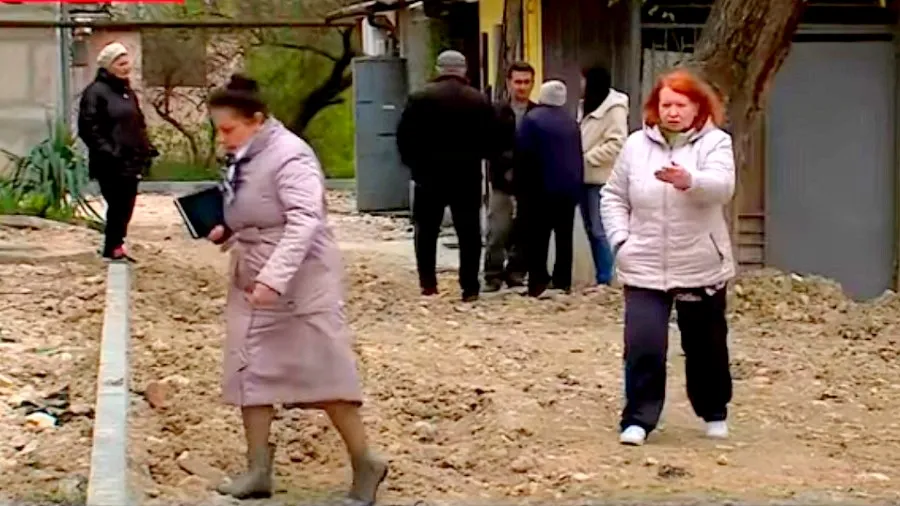 Севастопольский двор проверяет жителей на ловкость и терпение 