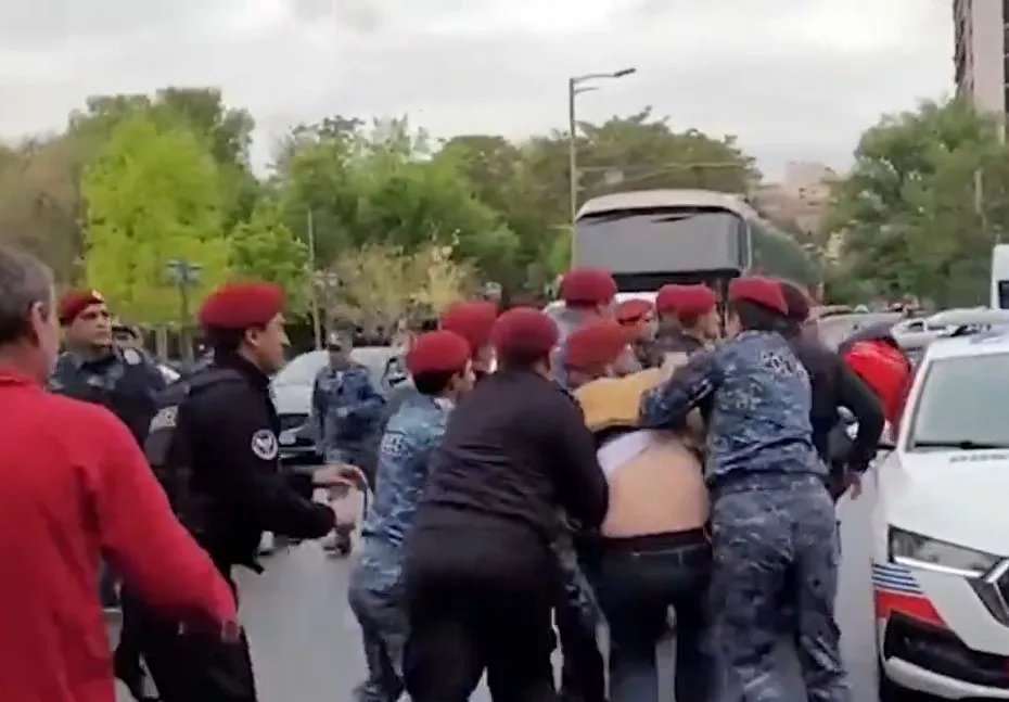 В Ереване начались задержания протестующих