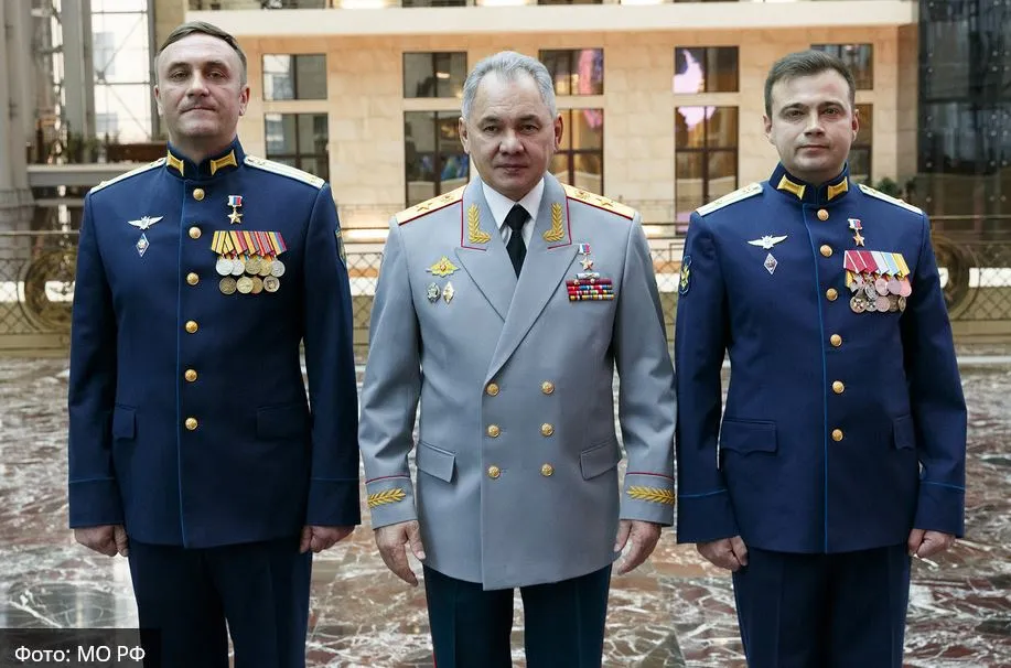 Сергей Шойгу вручил Звезду Героя военным летчикам Литвинову и Дудину