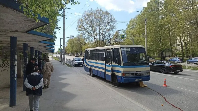 Под колесами рейсового автобуса в Крыму погибла женщина