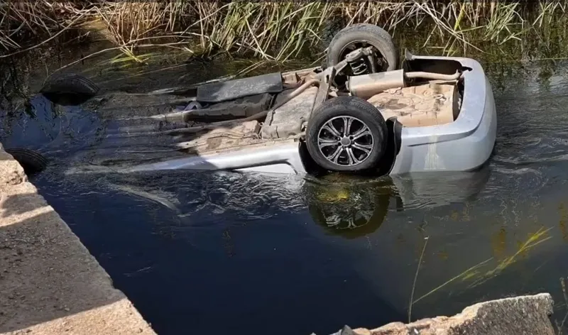 Под мостом на севере Крыма обнаружили автомобиль с телом мужчины