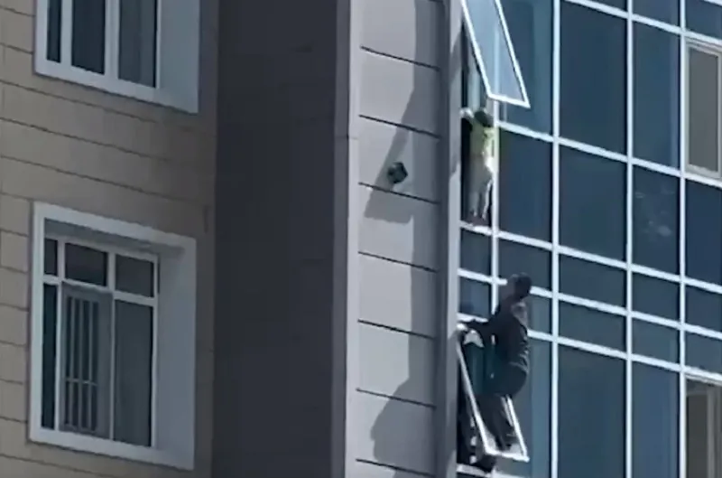 Мужчина вылез из окна на 8 этаже, чтобы спасти ребёнка