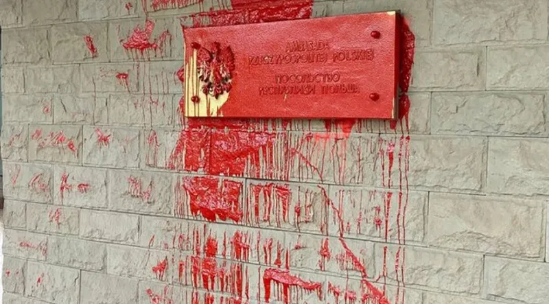 Месть за сироп: посольство Польши в Москве облили красной краской
