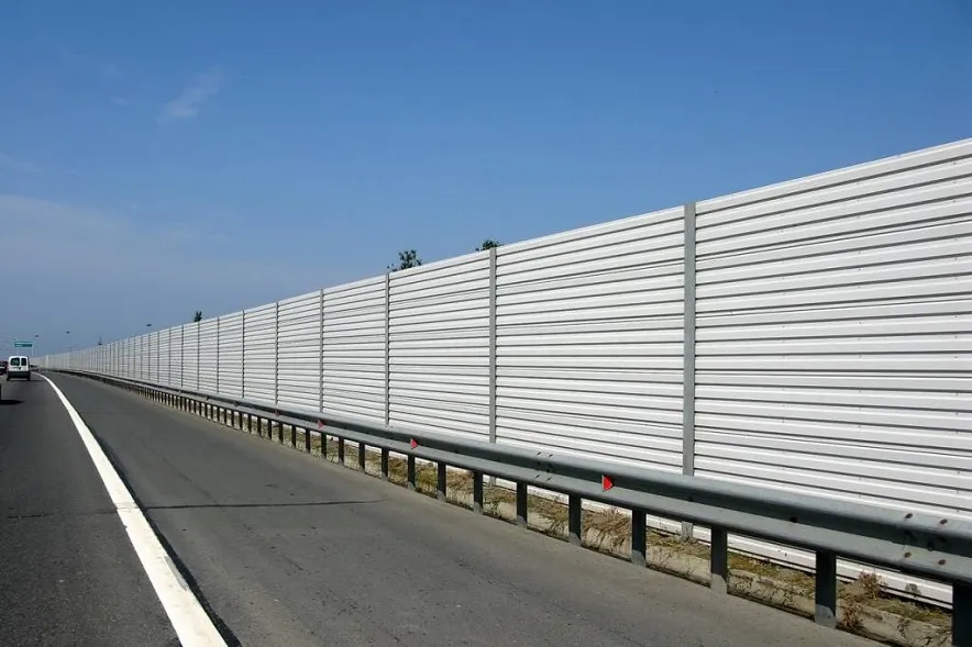 На трассе в районе Орловки появится сплошной трехметровый забор