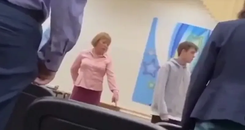 Учительница потребовала от ученика извиняться на коленях