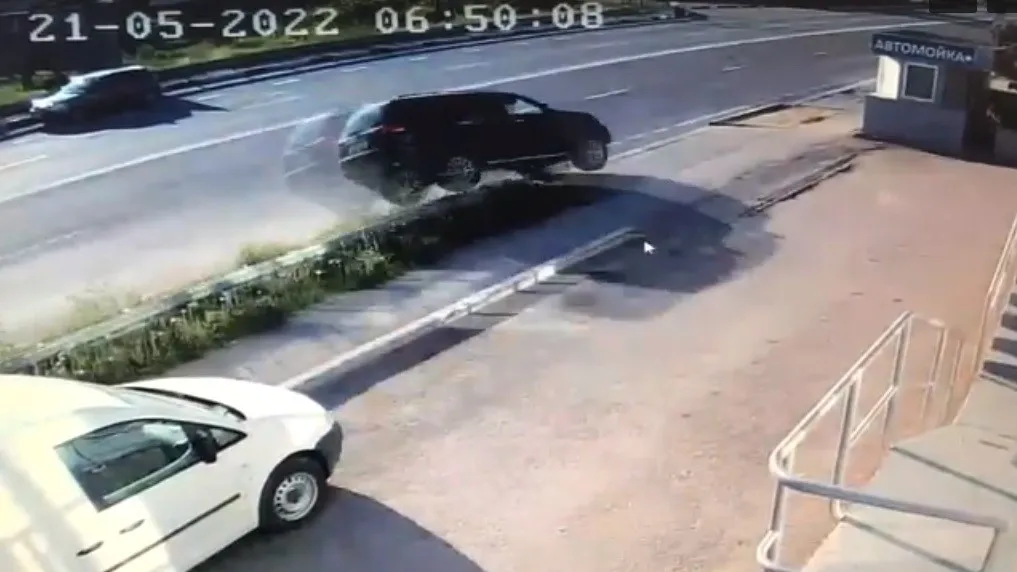 Машина на огромной скорости снесла столб в Севастополе 
