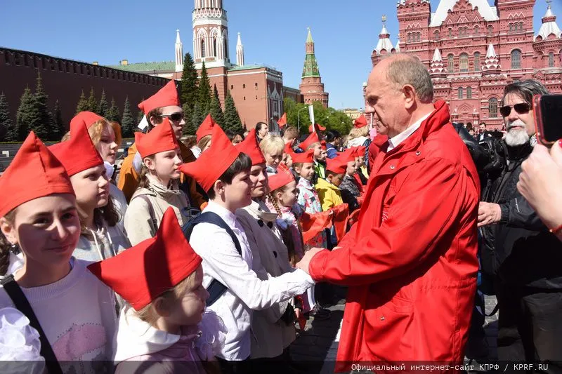 На Красной площади пять тысяч школьников приняли в пионеры