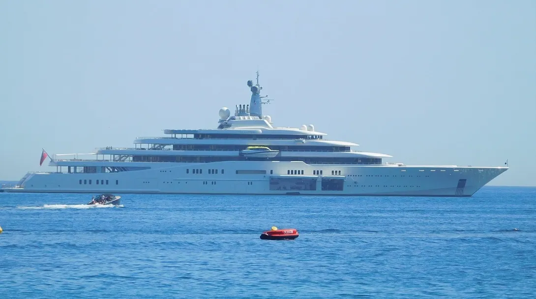 Британские СМИ рассказали, как российские олигархи скрывают свои яхты за границей