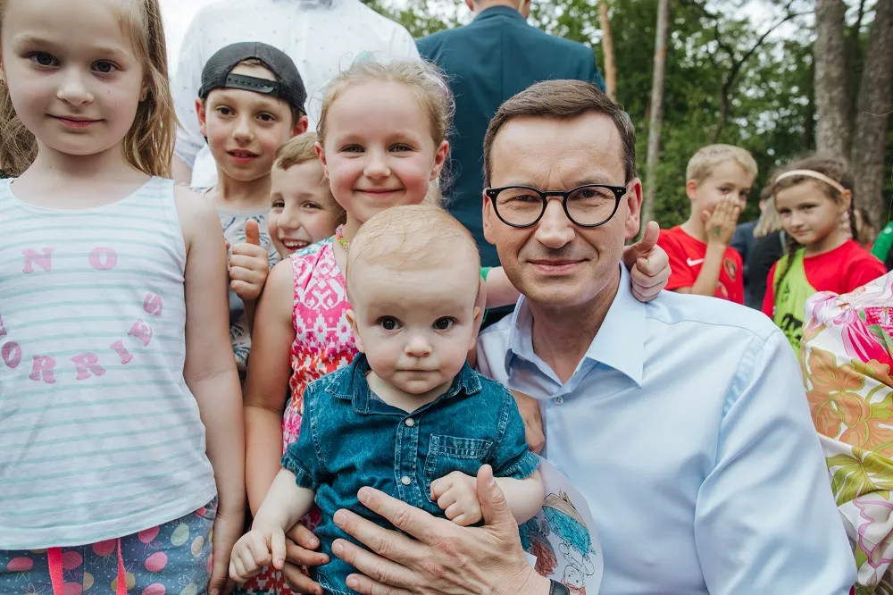 Польский премьер уверен, что сражаться с Россией готовы даже младенцы и старики