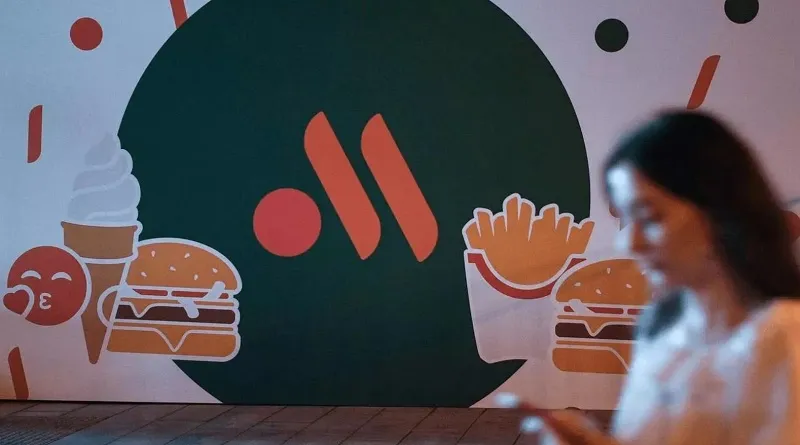 Новый логотип бывшего McDonald's нашли в кормах для животных