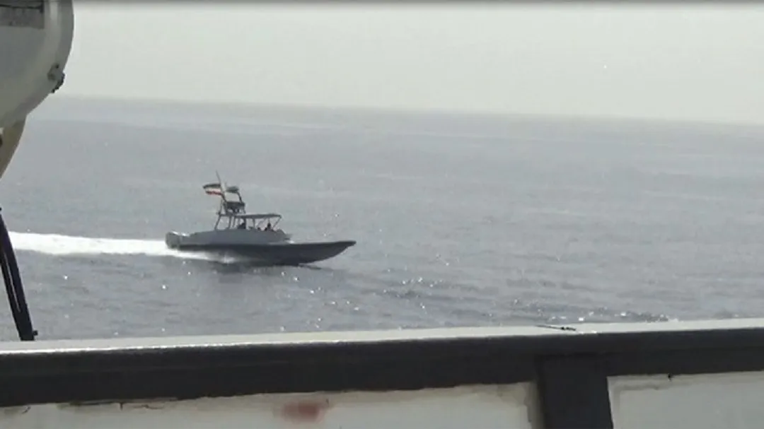 Американским военным судам пришлось отгонять от себя иранские катера