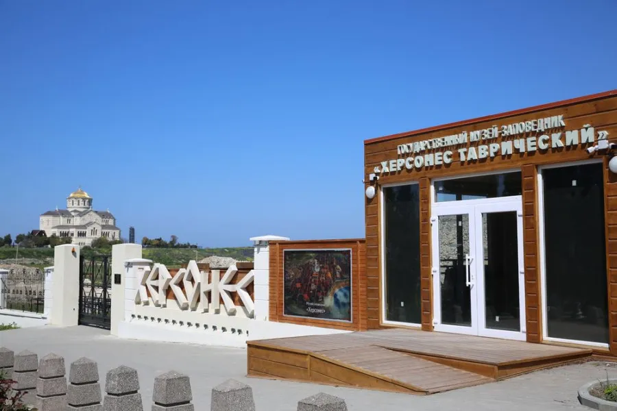 В Севастополе задержали загоравшую у храма посетительницу Херсонеса 